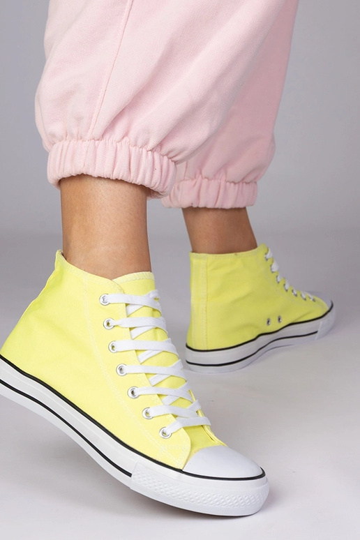 Chaussons classiques jaunes au-dessus...