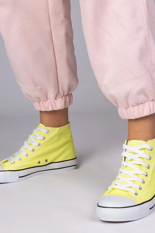 Chaussons classiques jaunes au-dessus...