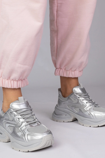 Baskets argentées sur...