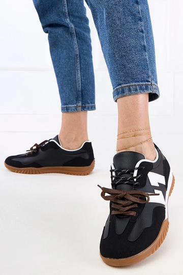 Baskets noires avec lacets...