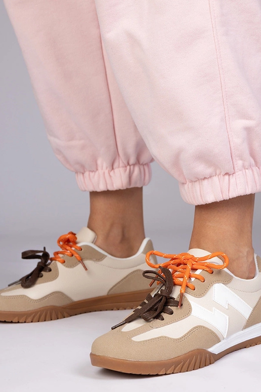 Baskets couleur sable avec lacets...