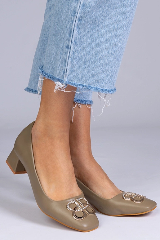 Escarpins verts à talon bas avec des...