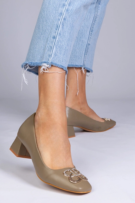 Escarpins verts à talon bas avec des...