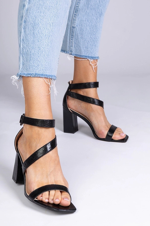 Sandales noires en simili cuir à... Sandales noires en simili cuir à...