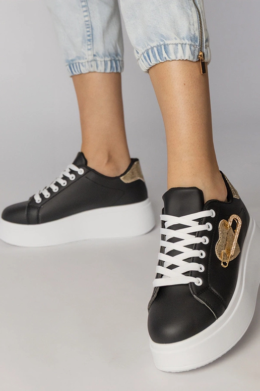 Baskets noires avec un talon en forme...