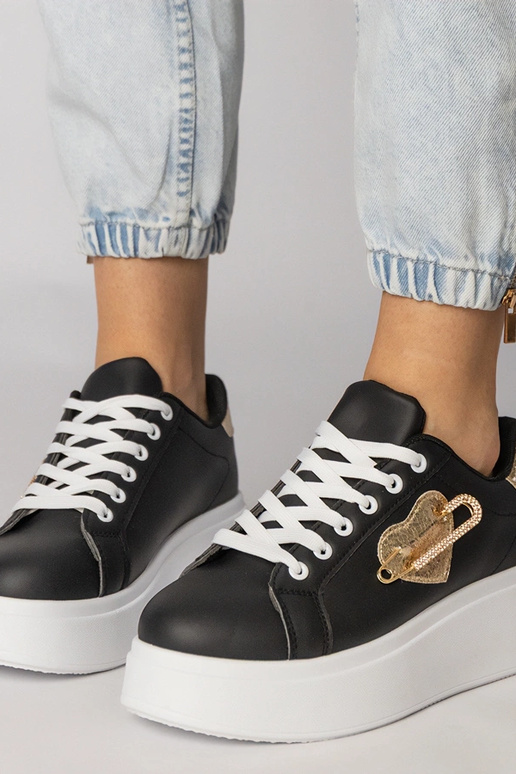 Baskets noires avec un talon en forme...