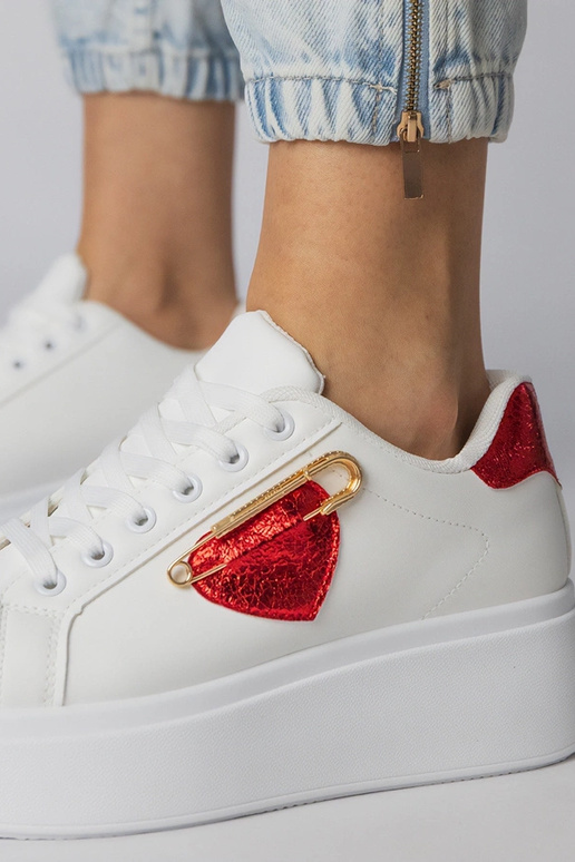 Baskets blanches avec un petit cœur...