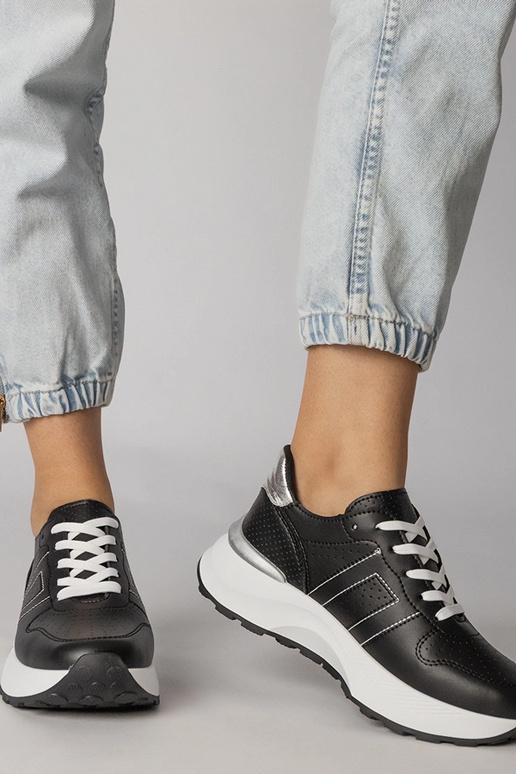 Baskets noires avec une insertion...