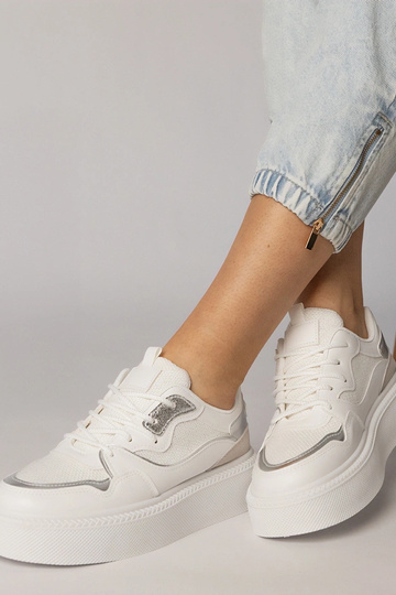 Baskets de sport blanches...
