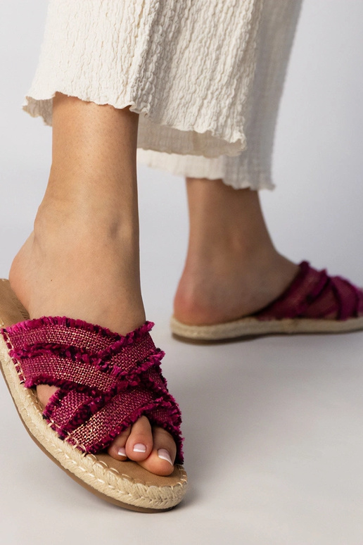 Chaussons de type espadrilles roses,...