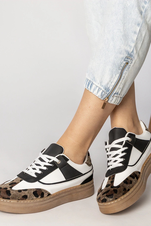 Baskets de sport noires et blanches...