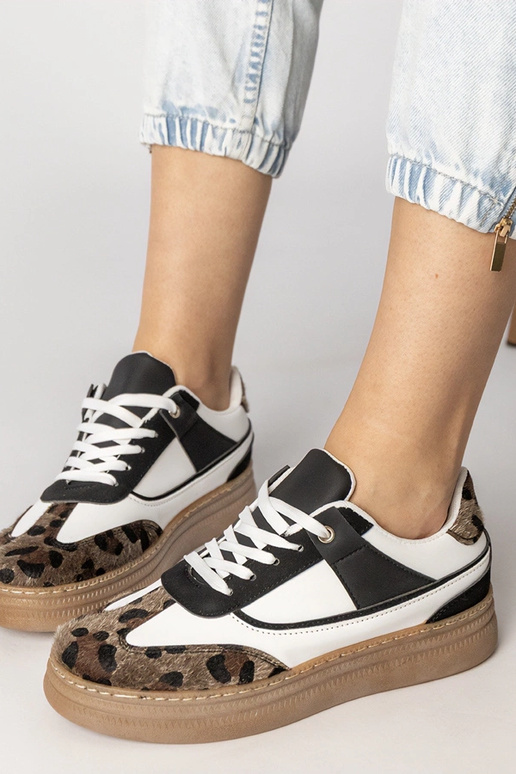 Baskets de sport noires et blanches...