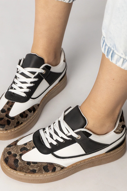 Baskets de sport noires et blanches...