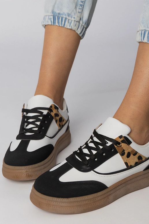 Baskets de sport blanches et noires...