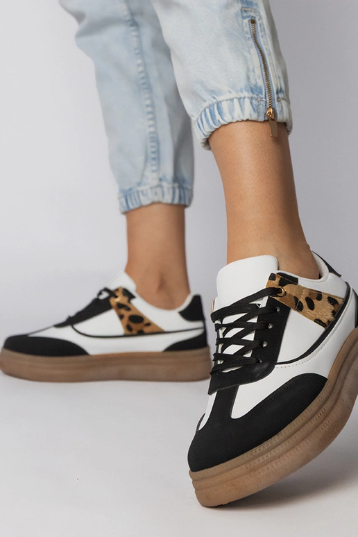 Baskets de sport blanches et noires...