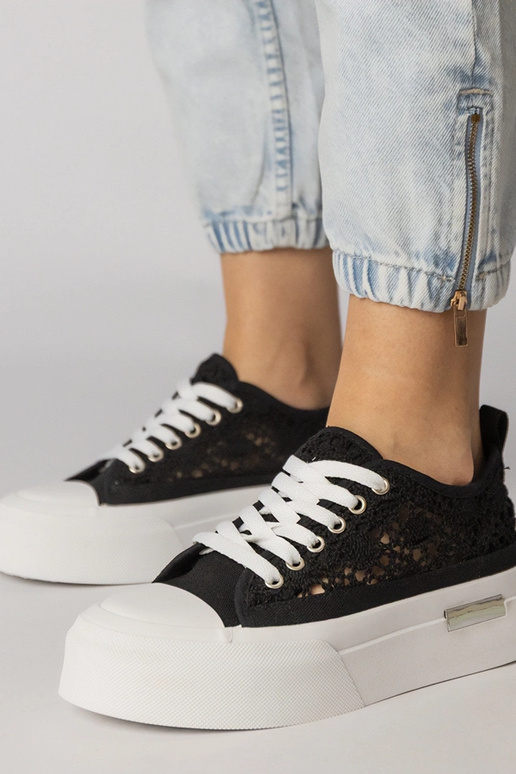 Baskets de sport noires à mailles...