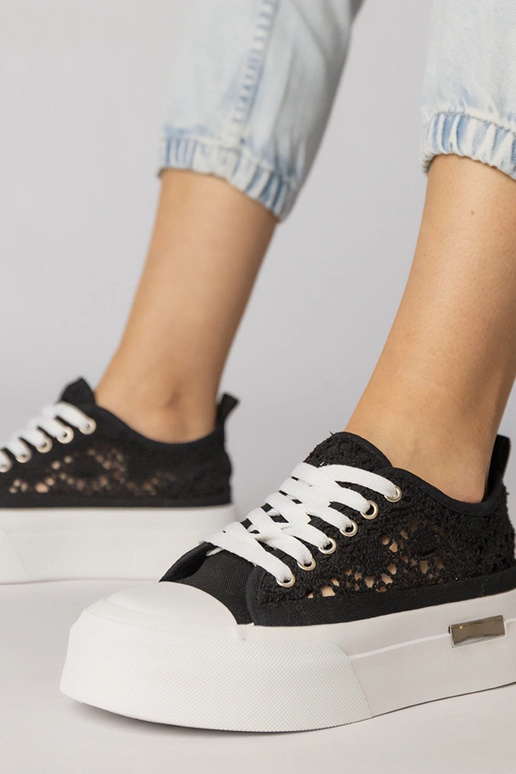 Baskets de sport noires à mailles...