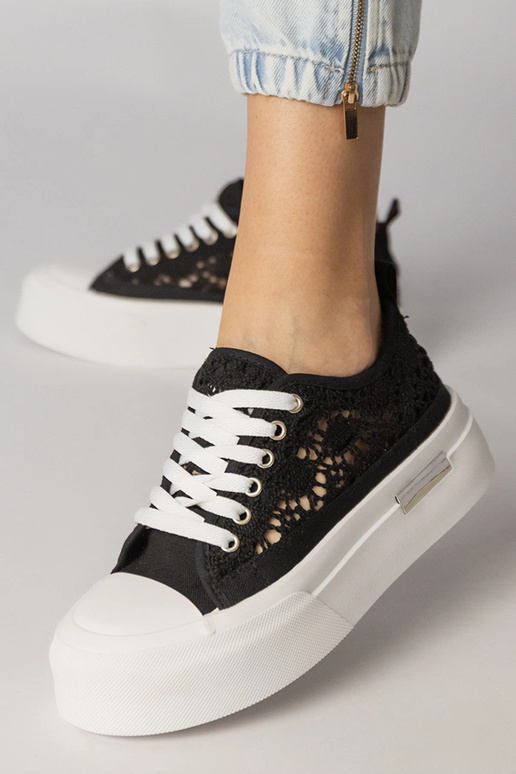 Baskets de sport noires à mailles...