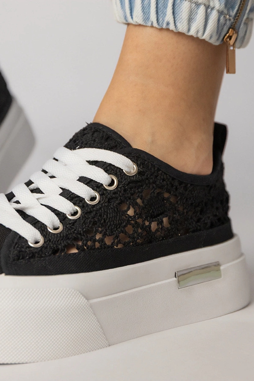 Baskets de sport noires à mailles...