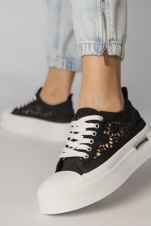 Baskets de sport noires à mailles...