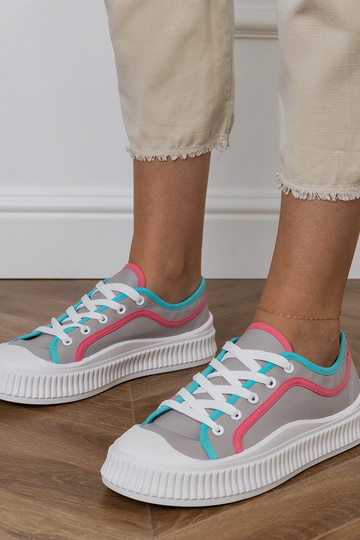 Baskets grises à plateforme...