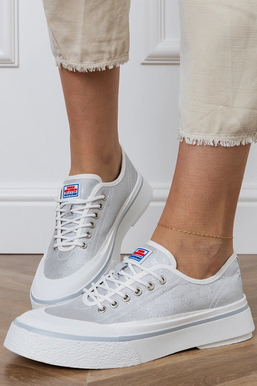 Baskets grises à plateforme pour...