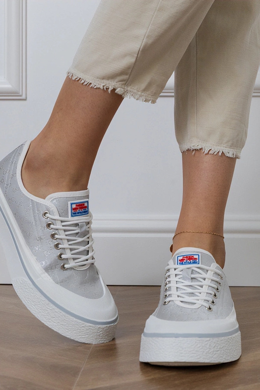 Baskets grises à plateforme pour...