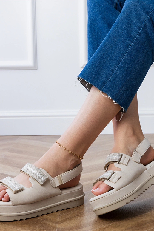 Sandales beiges avec brides brodées à... Sandales beiges avec brides brodées à...