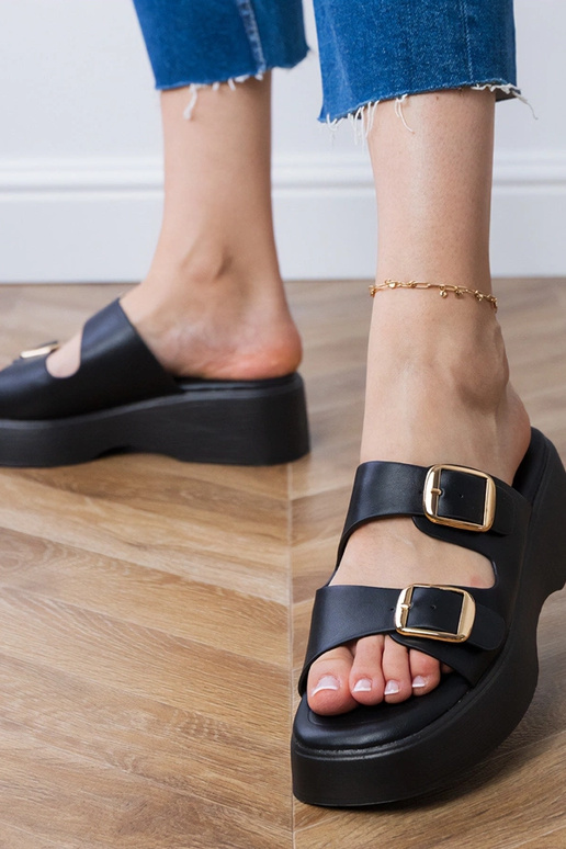 Chaussons noirs avec boucles sur les... Chaussons noirs avec boucles sur les...