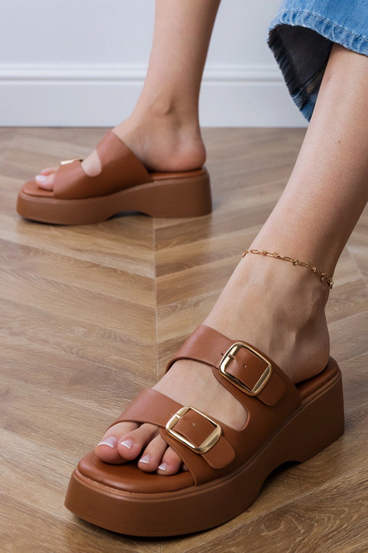 Chaussons bruns avec boucles sur les...