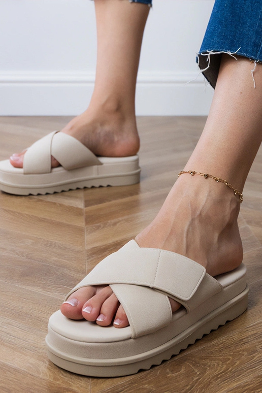 Chaussons couleur sable avec lanières...