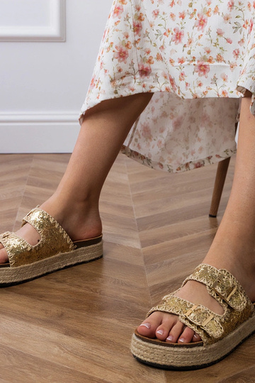 Chaussons dorés de type espadrilles avec paillettes et boucles, « Induri »