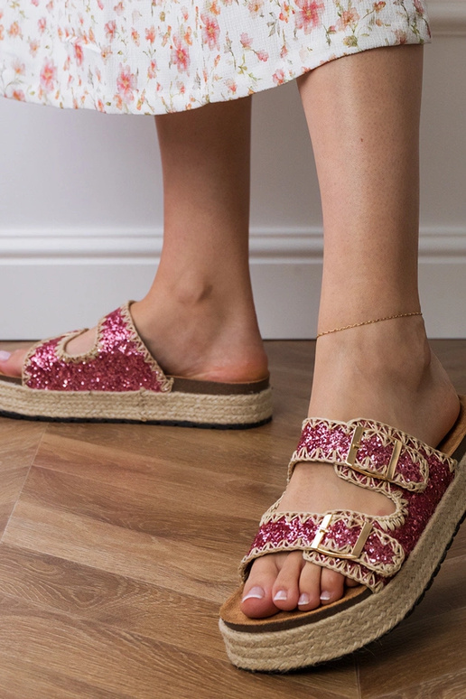 Chaussons roses de type espadrilles...