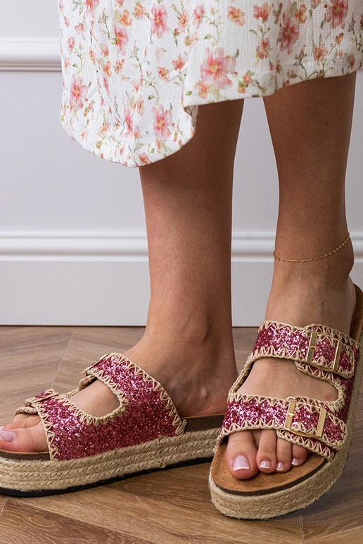 Chaussons roses de type espadrilles...