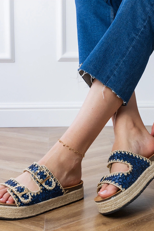 Chaussons bleu foncé de type...