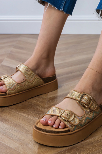 Chaussons dorés avec boucles sur les lanières Orinos