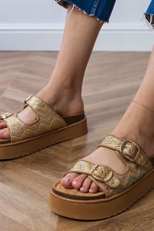 Chaussons dorés avec boucles sur les... Chaussons dorés avec boucles sur les...