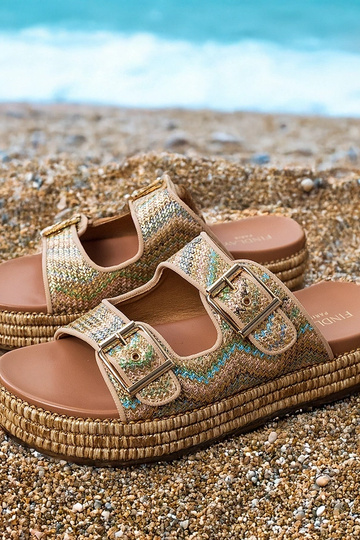 Chaussons dorés avec des... 2