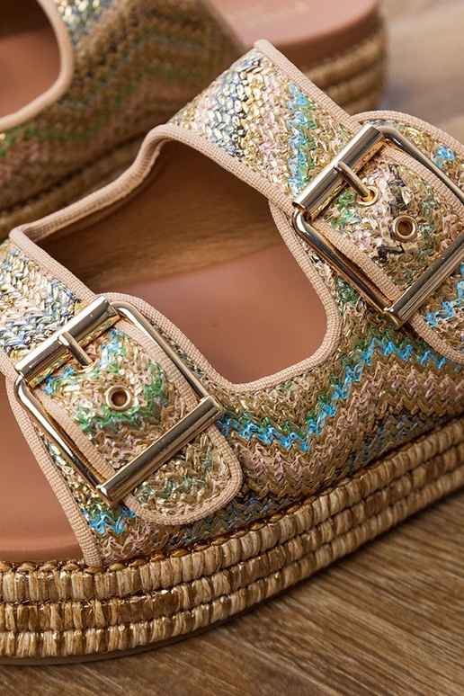 Chaussons dorés avec des boucles sur...