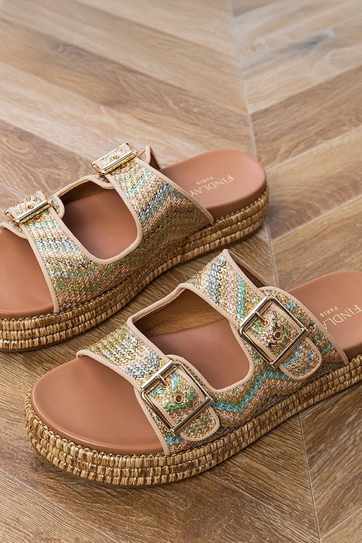 Chaussons dorés avec des boucles sur...