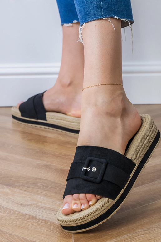 Chaussons noirs sur plateforme avec... Chaussons noirs sur plateforme avec...