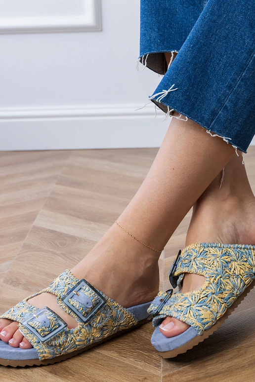 Chaussons tricotés bleus avec boucles...