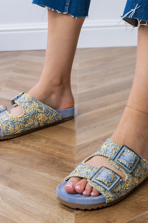 Chaussons tricotés bleus avec boucles...