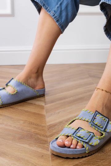 Mules bleues avec des boucles et de la broderie sur les sangles, « Kim »