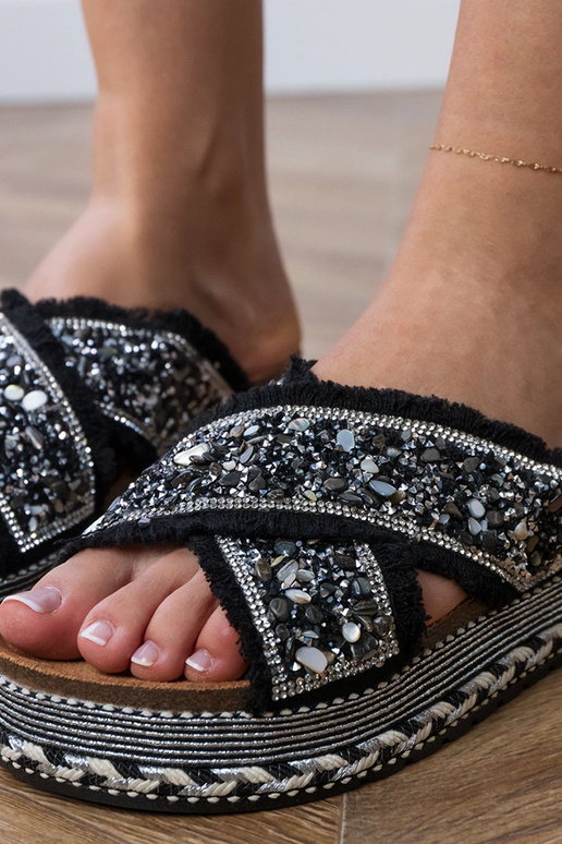 Chaussons noirs avec zircon sur les... Chaussons noirs avec zircon sur les...