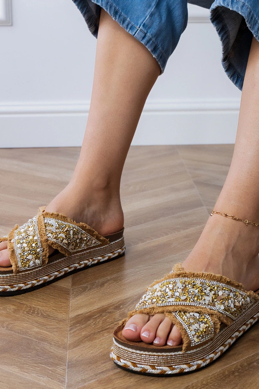 Mules en sable avec des cristaux de...