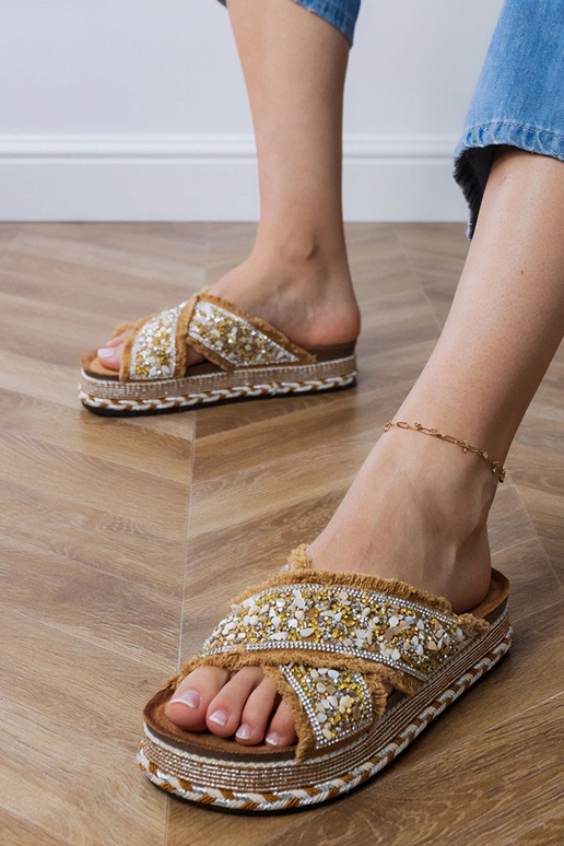 Mules en sable avec des cristaux de...