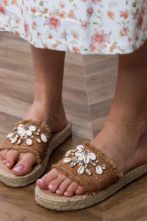 Espadrilles tressées brunes avec... Espadrilles tressées brunes avec...