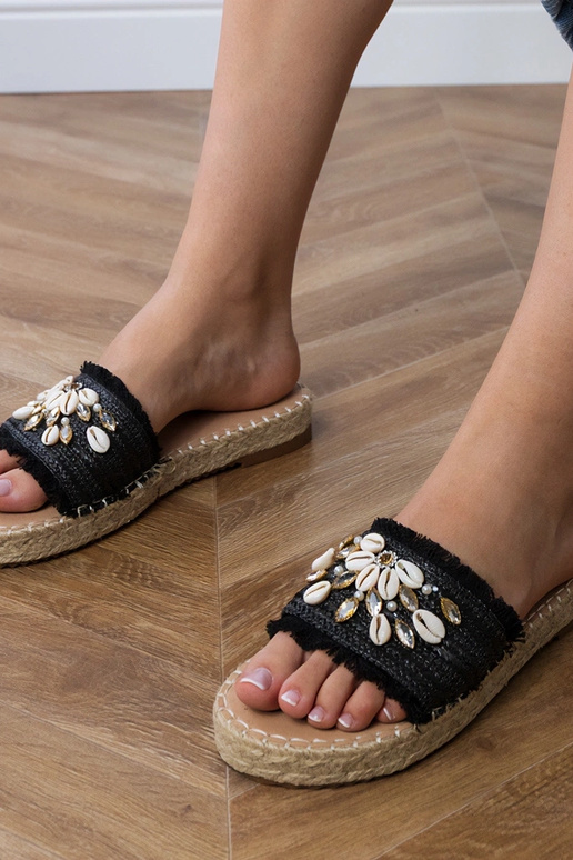 Mules noires de type espadrilles avec... Mules noires de type espadrilles avec...