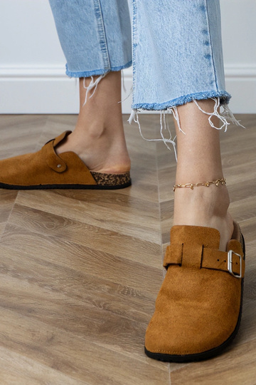 Pantoufles brunes fermées...